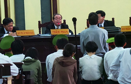 Chị gái "siêu lừa" Huyền Như kêu khổ trước tòa - 1 Võ Anh Tuấn trước phần xét hỏi của đại hội thẩm