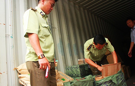 Bắt 10 container hàng Trung Quốc “mập mờ” về nguồn gốc - 1 Lực lượng chức năng đang kiểm tra hàng trong các container