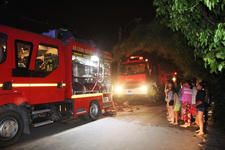 Xe cứu hoả được điều đến dập tắt đám cháy tại xưởng gỗ trong khu dân cư