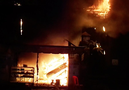 Tiệm bán xe đạp bị lửa bao trùm khiến 2 mẹ con chết thảm