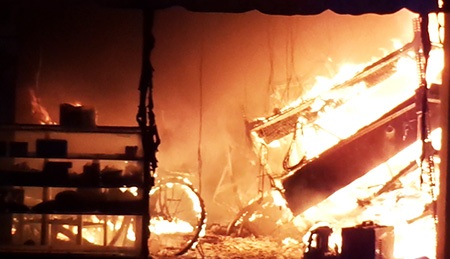 Tiệm bán xe đạp bị lửa bao trùm khiến 2 mẹ con chết thảm