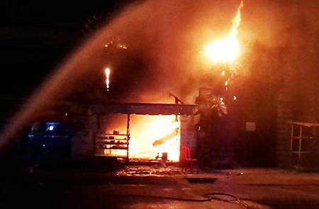 Vòi nước mong manh của người dân không thể cầm chân ngọn lửa