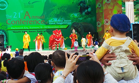 Khu vui chơi đông nghẹt ngày đầu năm - 11 Các em nhỏ ngồi trên vai bố