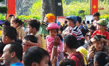 Khu vui chơi đông nghẹt ngày đầu năm - 12 Các em nhỏ ngồi trên vai bố