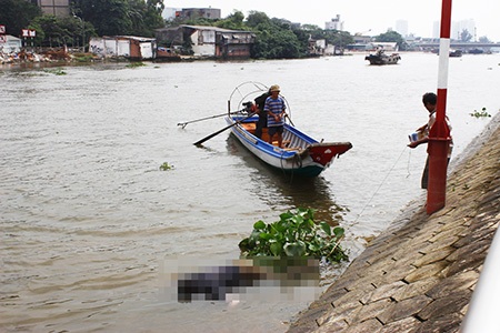 Phát hiện xác thanh niên trôi trên sông Sài Gòn - 1 Ông Ba Chúc đưa xác thanh niên xấu số vào bờ chờ cơ quan chức năng đến xử lý