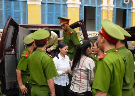 Hình ảnh "tập đoàn" lừa đảo Huyền Như trước vành móng ngựa - 1 Các bị cáo được đưa đến toà