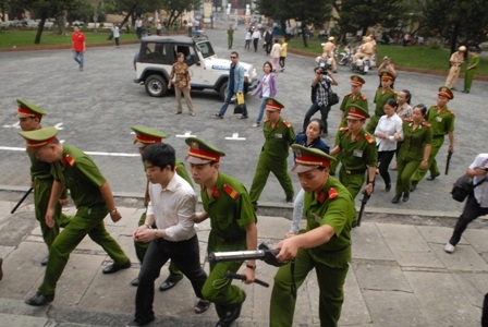 Hình ảnh "tập đoàn" lừa đảo Huyền Như trước vành móng ngựa - 2 Các bị cáo được đưa đến toà