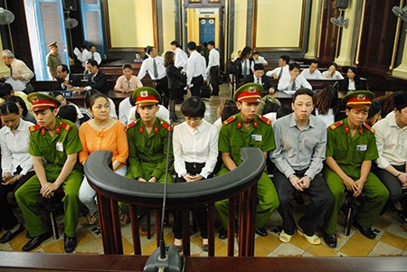 Sáng nay, siêu lừa Huyền Như tiếp tục hầu tòa - 1 Siêu lừa Huyền Như cùng đồng phạm sẽ tiếp tục được đưa ra xét xử vào sáng 13/1