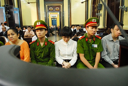 Việc chất vấn Huyền Như trước vành móng ngựa kéo dài đến 15h chiều cùng ngày