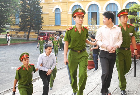 Sáng 7/1, siêu lừa Huyền Như cùng các bị cáo khác được áp giải đến TAND TP.HCM