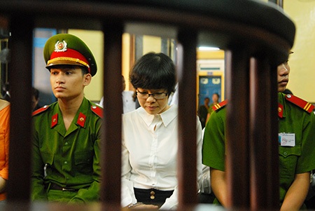 Siêu lừa Huyền Như tỉnh queo khai thủ đoạn lừa đảo nghìn tỷ - 1 Siêu lừa Huyền Như cúi đầu trước các câu hỏi của chủ tọa phiên tòa