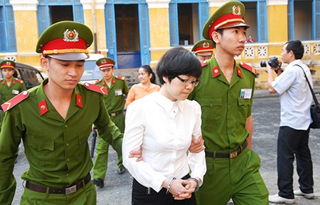 Sáng 7/1, siêu lừa Huyền Như cùng các bị cáo khác được áp giải đến TAND TP.HCM