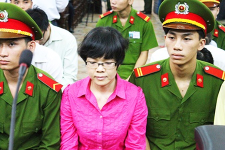 Hình ảnh "tập đoàn" lừa đảo Huyền Như trước vành móng ngựa - 4 Siêu lừa Huyền Như bình thản trước vành móng ngựa