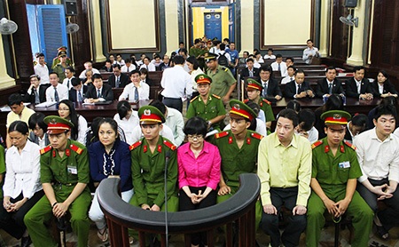 Hình ảnh "tập đoàn" lừa đảo Huyền Như trước vành móng ngựa - 3 Siêu lừa Huyền Như bình thản trước vành móng ngựa