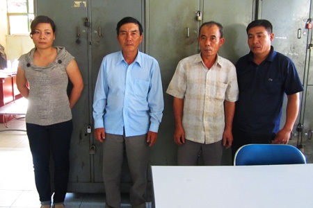 Các đối tượng tự xưng là người của tổ chức ngầm đi bán những tờ USD mệnh giá cả triệu đô