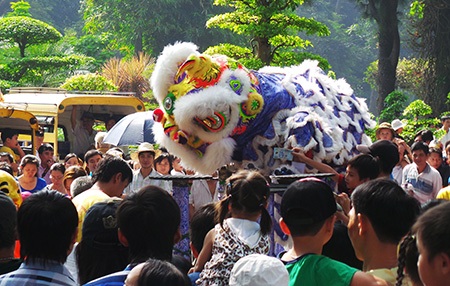 Khu vui chơi đông nghẹt ngày đầu năm - 6 Múa lân nhộn nhịp