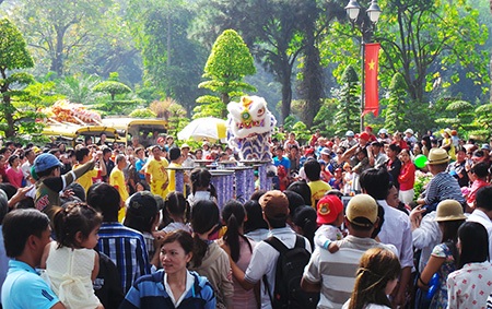 Khu vui chơi đông nghẹt ngày đầu năm - 5 Múa lân nhộn nhịp