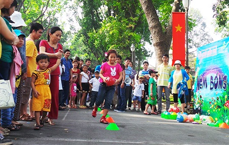 Khu vui chơi đông nghẹt ngày đầu năm - 10 Những trò chơi dân gian hấp dẫn nhiều bạn trẻ, trẻ em