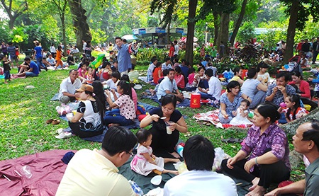Khu vui chơi đông nghẹt ngày đầu năm - 14 Ăn trưa tại chỗ