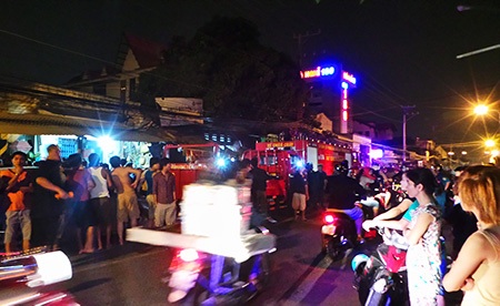 Hàng trăm người dân xót thương trước cái chết thảm của mẹ con chị Phụng