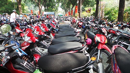 Khu vui chơi đông nghẹt ngày đầu năm - 15 Bãi giữa xe chật cứng