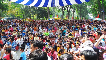 Khu vui chơi đông nghẹt ngày đầu năm - 7 Hàng ngàn người xem ca nhạc chúc năm mới