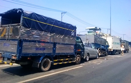 5 ô tô tông nhau liên hoàn, quốc lộ 1A ùn tắc nghiêm trọng - 1 Hiện trường vụ 5 xe ô tô tông nhau dây chuyền trên quốc lộ 1A