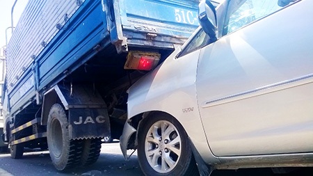 5 ô tô tông nhau liên hoàn, quốc lộ 1A ùn tắc nghiêm trọng - 2 Xe du lịch cắm đầu vào và nâng hẳn phần đuôi xe tải lên