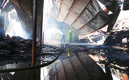 Khu nhà kho rộng hàng m2 đổ sập, hư hỏng