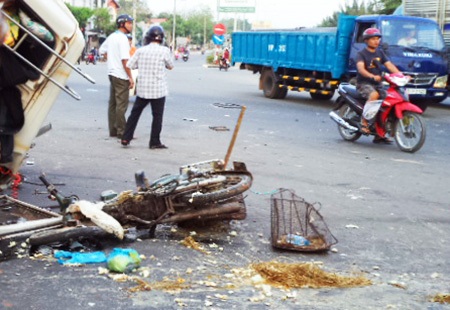 Bị hai xe ben tông trúng, người bán trứng vịt dạo chết thảm - 3 Xe máy của người đàn ông bán trứng vịt dạo bị hư hỏng