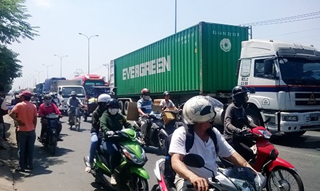 5 ô tô tông nhau liên hoàn, quốc lộ 1A ùn tắc nghiêm trọng - 4 Các phương tiện lưu thông khó khăn qua khu vực xảy ra vụ tai nạn