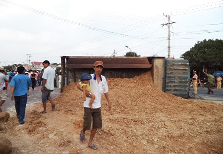 Bị hai xe ben tông trúng, người bán trứng vịt dạo chết thảm - 2 Chiếc xe ben chở đất lật chắn ngang đường