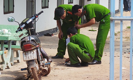 Xác định nghi can đâm chết 2 người trong khu nhà trọ - 2 Cơ quan công an khám nghiệm hiện trường vụ án vào sáng 11/2