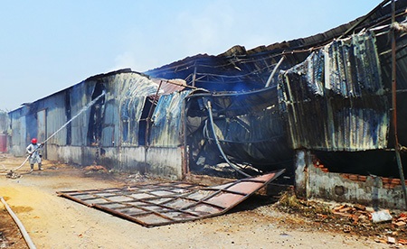 Khu nhà kho rộng hàng m2 đổ sập, hư hỏng