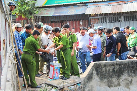Người dân hiếu kỳ đứng hai bên bờ kênh 19/5 dõi theo vụ việc