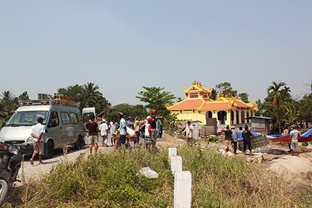 Người thân đưa nạn nhân về lo hậu sự