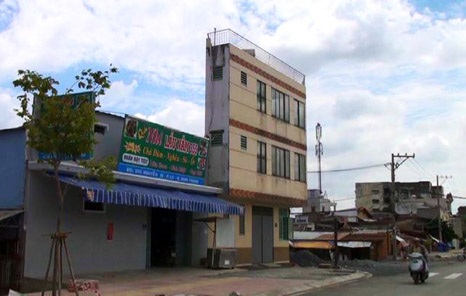 Những căn nhà “kì dị” tại Sài Gòn: Bắc thang, chui hầm để vào nhà! - 1 Nhà siêu mỏng trên đường Tân Sơn Nhất - Bình Lợi