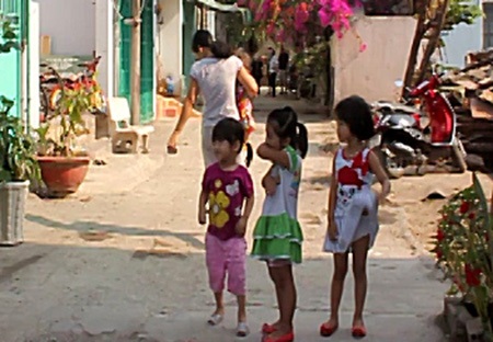 Hàng trăm học sinh “hít” khí độc mỗi ngày - 2 Trẻ nhỏ nơi đây đang phải hít khí độc mỗi ngày