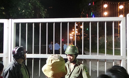 Hơn 2 giờ “nghẹt thở” truy bắt đối tượng cố thủ trong nhà hàng tiệc cưới - 2 Cổng nhà hàng tiệc cưới đóng kín