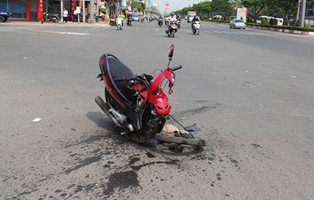 Chiếc xe máy gãy rời phần đầu, may mắn người điều khiển chiếc xe này chị bị thương nhẹ
