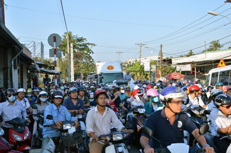 Xe tải đang chạy rơi bánh ra ngoài, giao thông hỗn loạn - 2 Các phương
tiện ùn lại khá đông