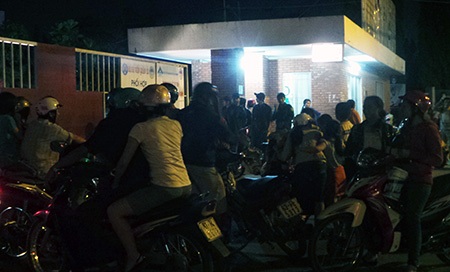 Hơn 2 giờ “nghẹt thở” truy bắt đối tượng cố thủ trong nhà hàng tiệc cưới - 4 Một số người đi theo đến trước cổng bệnh viện quận 12, nơi Phong đang được cấp cứu bên trong