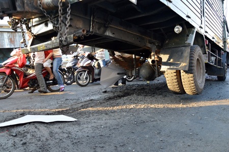 Xe tải đang chạy rơi bánh ra ngoài, giao thông hỗn loạn - 3 Bánh sau
bên trái cảu chiếc xe tải bị rơi ra ngoài khi đang chạy