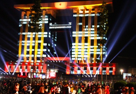 Ảnh tuần qua: Di dời một biểu tượng của lịch sử - văn hóa? - 3 Hai tòa tháp đôi có bãi đỗ trực thăng nằm ngay trung tâm thành phố mới