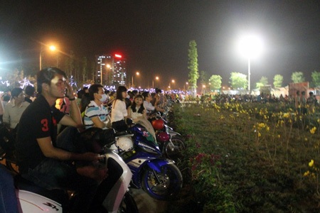 Hai tòa tháp đôi có bãi đỗ trực thăng nằm ngay trung tâm thành phố mới