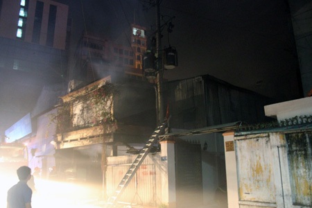 Kho hàng của siêu thị Hà Nội bốc cháy giữa đêm