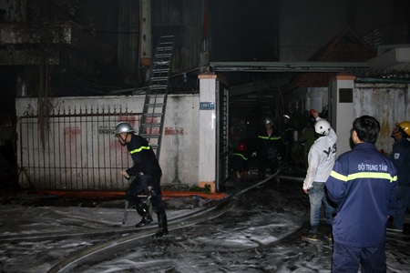 Lực lượng cứu hỏa tiếp cận hiện trường, dập tắt đám cháy