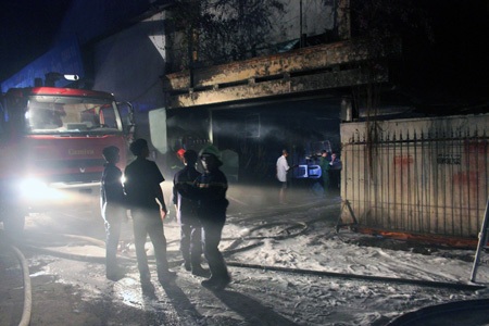 Khoảng 60m2 kho chứa hàng cùng nhiều vật dụng đã bị thiêu rụi, hư hỏng