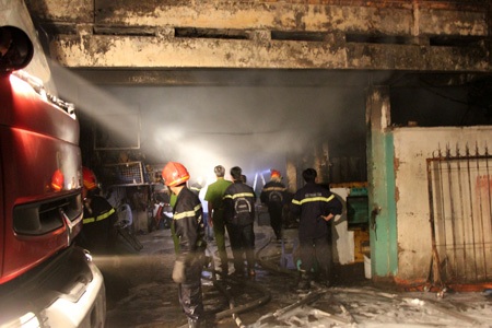 Lực lượng cứu hỏa tiếp cận hiện trường, dập tắt đám cháy