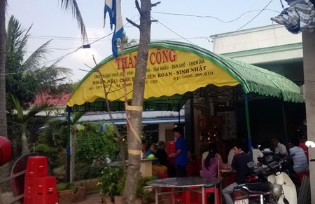 Sự thật một phụ nữ bị người tình đâm chết trong quán cà phê - 1 Nạn nhân bị sát hại trong quán cà phê được đưa về nhà